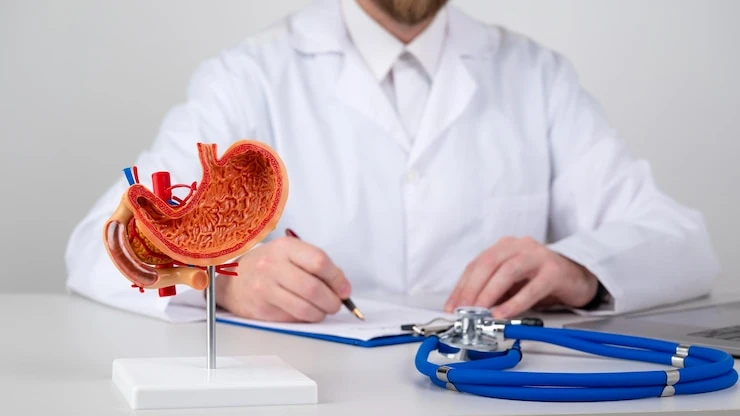 Médico gastroenterologista realizando endoscopia em clínica especializada elegível à equiparação hospitalar