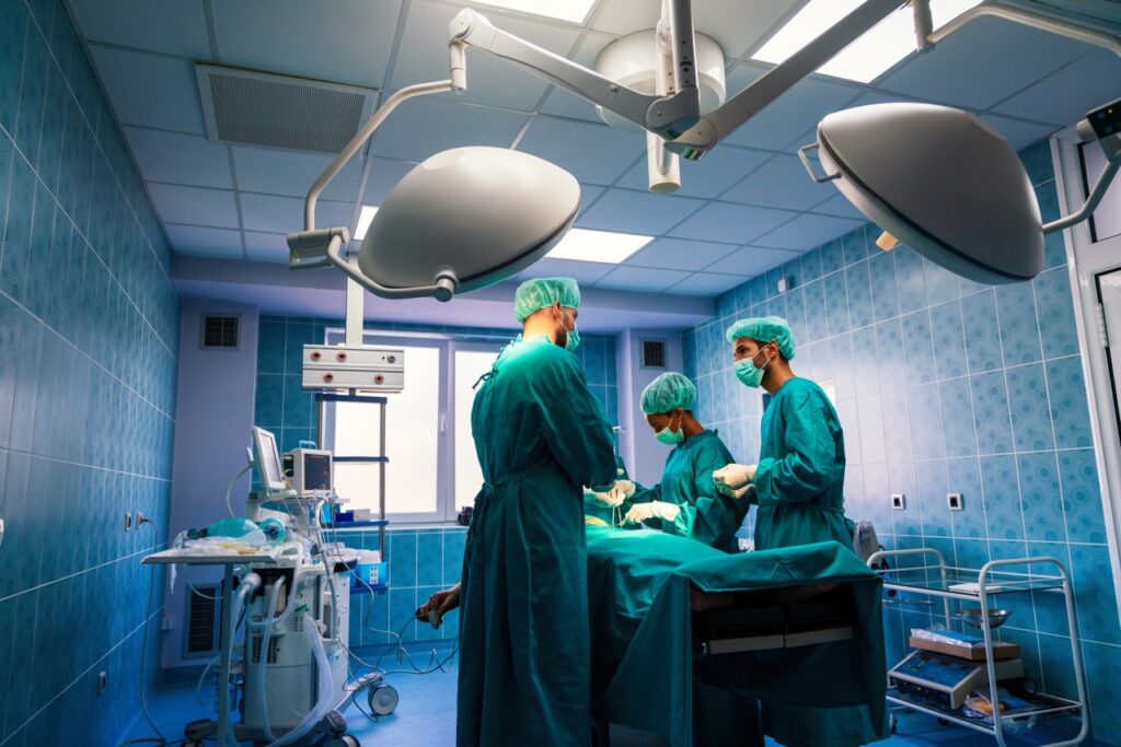 Médico realizando procedimento cirúrgico em clínica especializada elegível à equiparação hospitalar